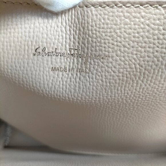 Ferragamo Studio Black Leather Hand Bag mon1000-101425 - Picture 16 of 16